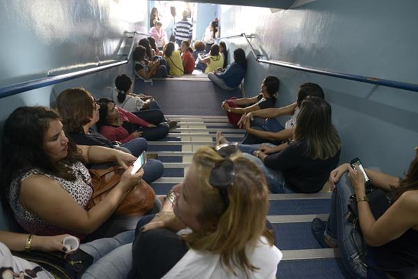 Servidores municipais da rede de ensino ocupam as escadarias da prefeitura de Poções